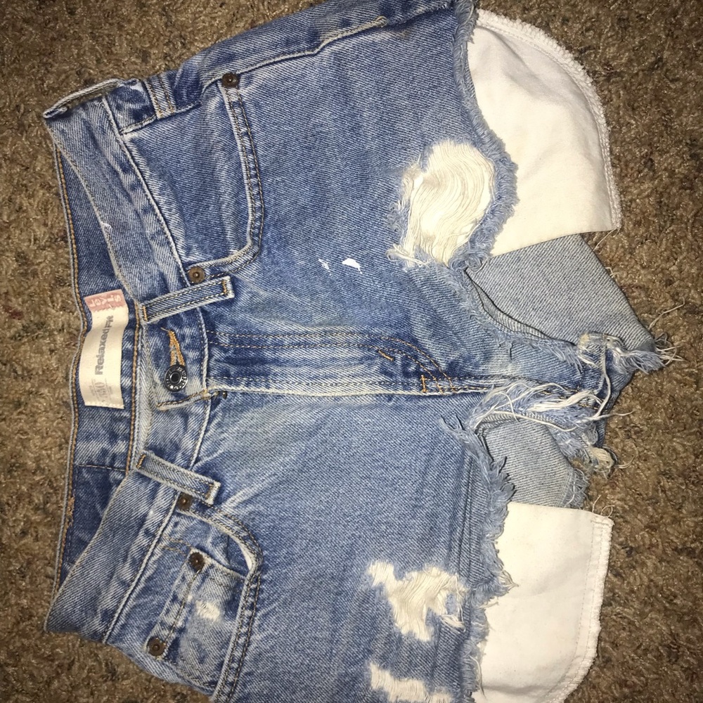 Super cute distressed, Levi shorts!